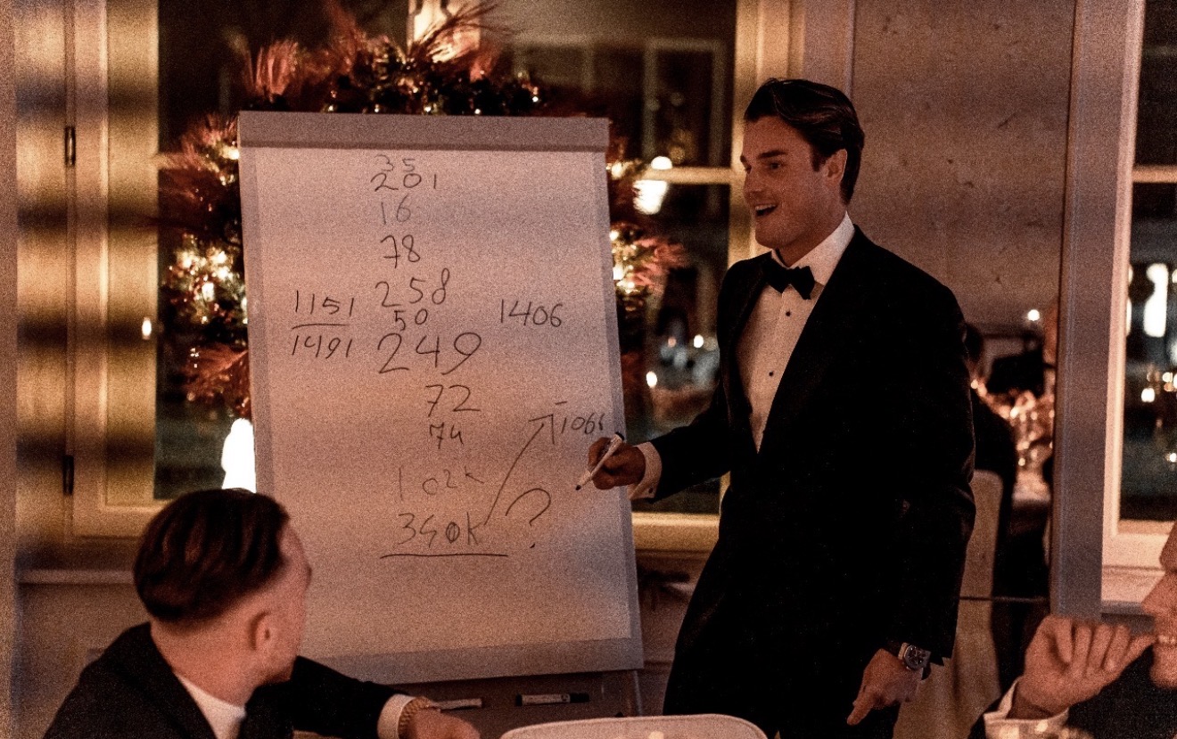 Robert Nass licht toe aan tafel tijdens een diner